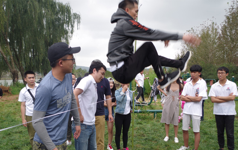 四個(gè)小隊(duì)依次完成跨越橫線，每個(gè)小伙伴臉上洋溢著愉悅的笑容！此時(shí)此刻結(jié)果如何并不重要，重要的是在游戲中我們收獲了親密無(wú)間的高度默契和隊(duì)友間無(wú)條件的信任！